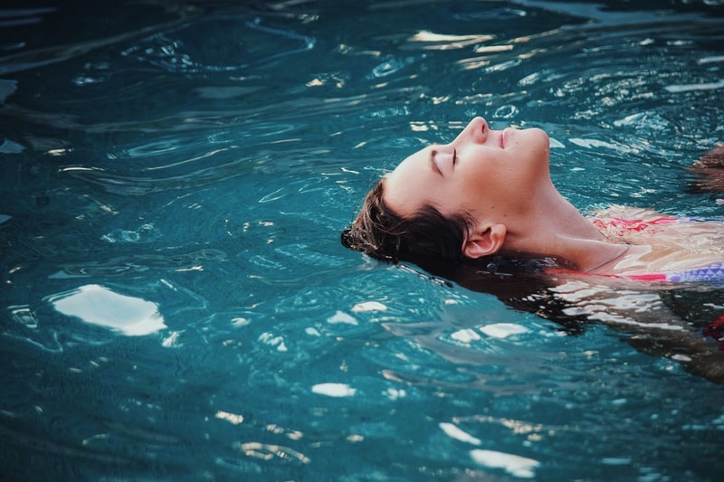 Gestion du stress – femme dans l'eau
